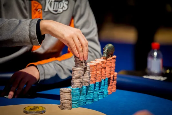 King’s: Отлично нарезал! «El Trinchador» — чиплидер в Vamos Main Event, День 1A