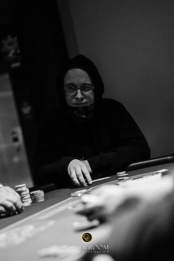 827 входов побили гарантию в €1M в Главном событии WSOPC! Лулей Ху лидирует!