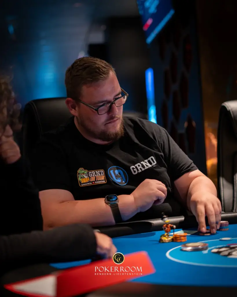 „Supper Rappi“ вызывает хаос на Community Poker Festival / „Mrs. Devil“ — лидер по фишкам 1D в ME!