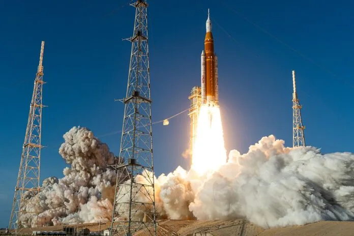 Ракета NASA Space Launch System (SLS) и космический корабль Orion запускаются на тестовом полёте Artemis II, среда, 1 апреля 2026 года, с пускового комплекса 39B в Космическом центре Кеннеди NASA во Флориде. Командир Рейд Уайзман, пилот Виктор Гловер и специалист миссии Кристина Кох из NASA, а также специалист миссии Джереми Хансен из CSA (Канадское космическое агентство) совершат полёт вокруг Луны и обратно на Землю во время своей примерно 10-дневной миссии. Старт с пускового комплекса 39B состоялся в 18:35 по восточному времени. Фото: (NASA/John Kraus)