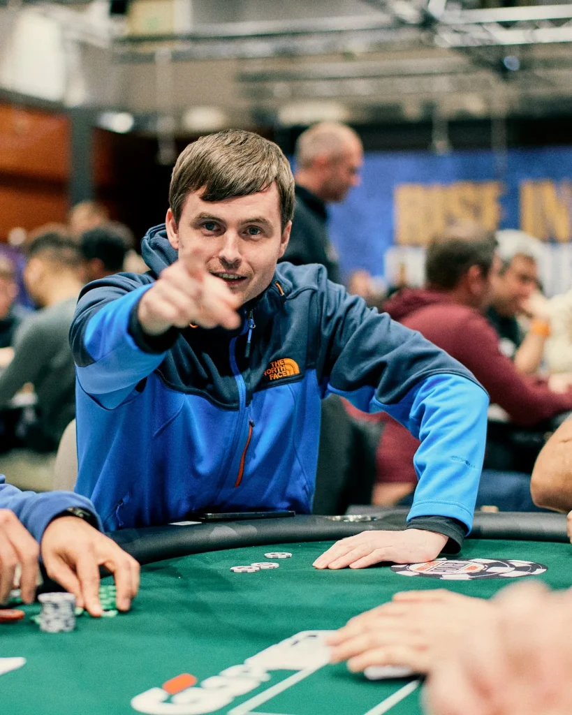 WSOPE Main Event на пути к выполнению гарантии, Романелло выигрывает День 1B!