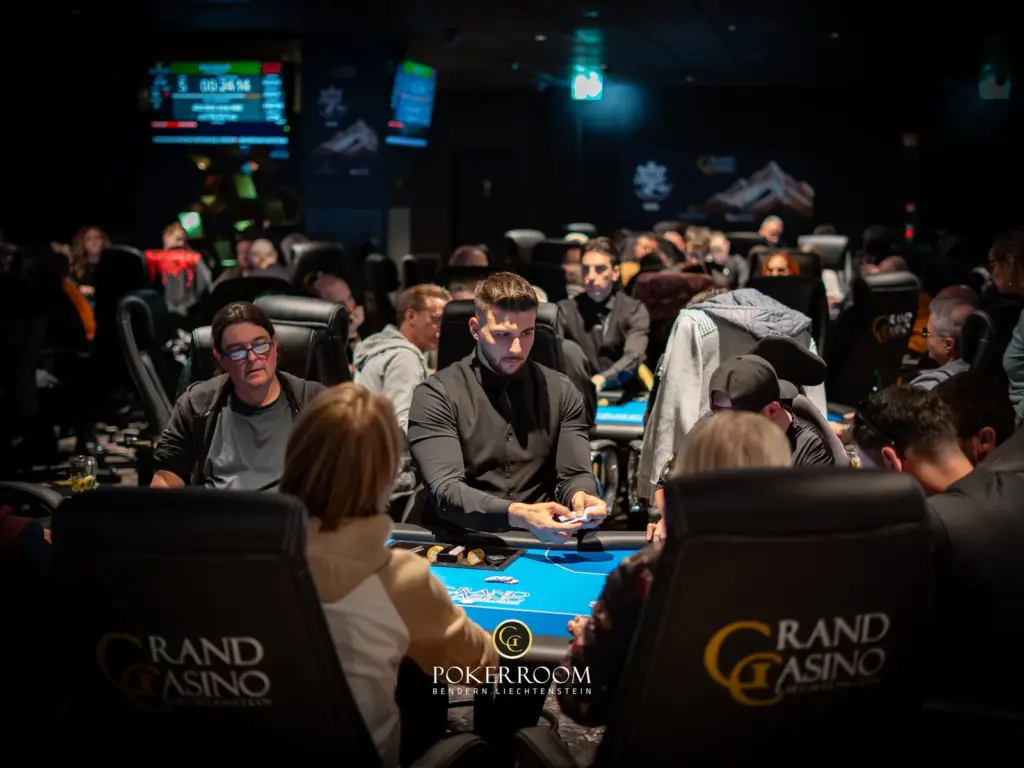 „Supper Rappi“ вызывает хаос на Community Poker Festival / „Mrs. Devil“ — лидер по фишкам 1D в ME!
